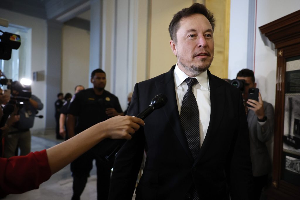 Musk Sues Apple, OpenAI, Saying They Hurt AI Competition