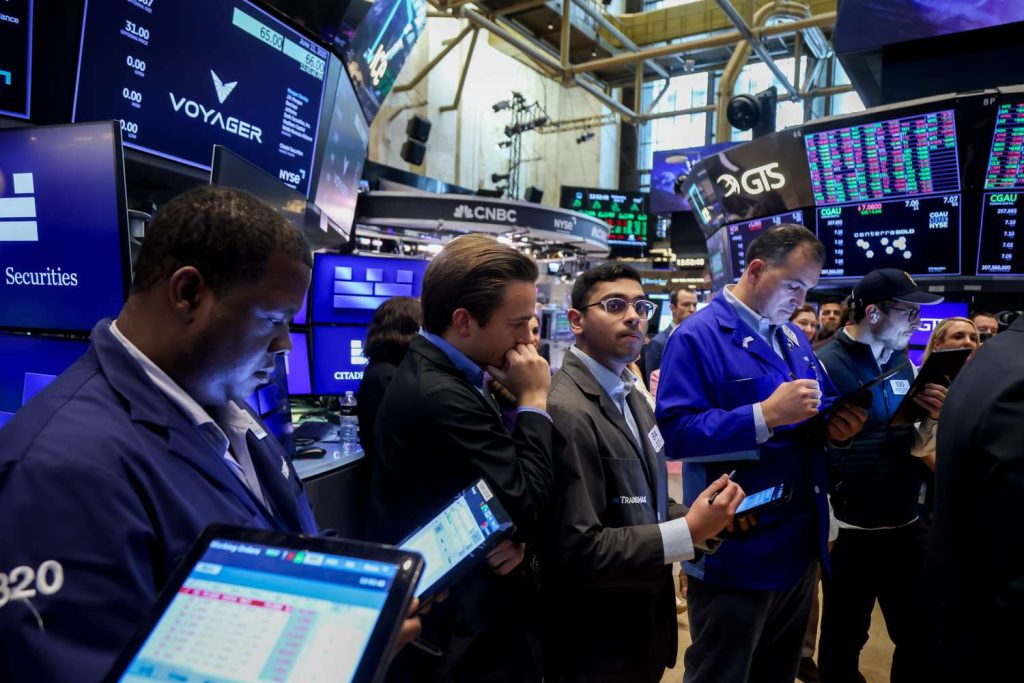 S&P 500 Closes Lower for 5th Straight Day Ahead of Powell's Speech; Walmart Stock Slides After Earnings