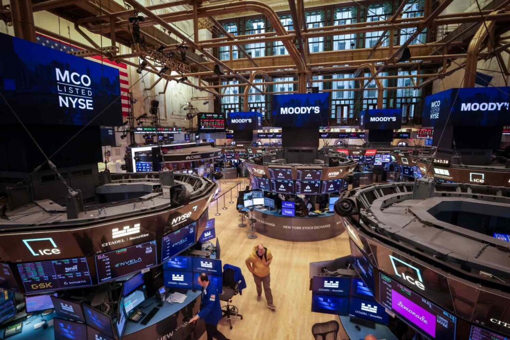 Stock Futures Rise After Amazon, Apple Results; Indexes on Track for Weekly, Monthly Gains