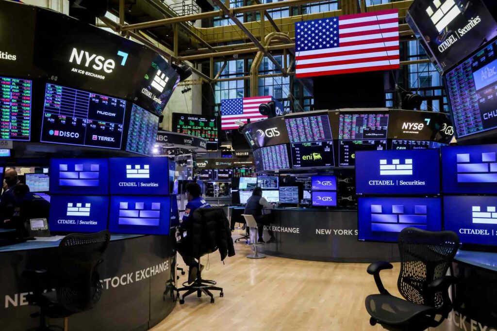 Stock Futures Point Lower as Tech Selloff Continues; Bitcoin Falls to Lowest Level Since May Stock Futures Point Lower as Tech Selloff Continues; Bitcoin Falls to Lowest Level Since May