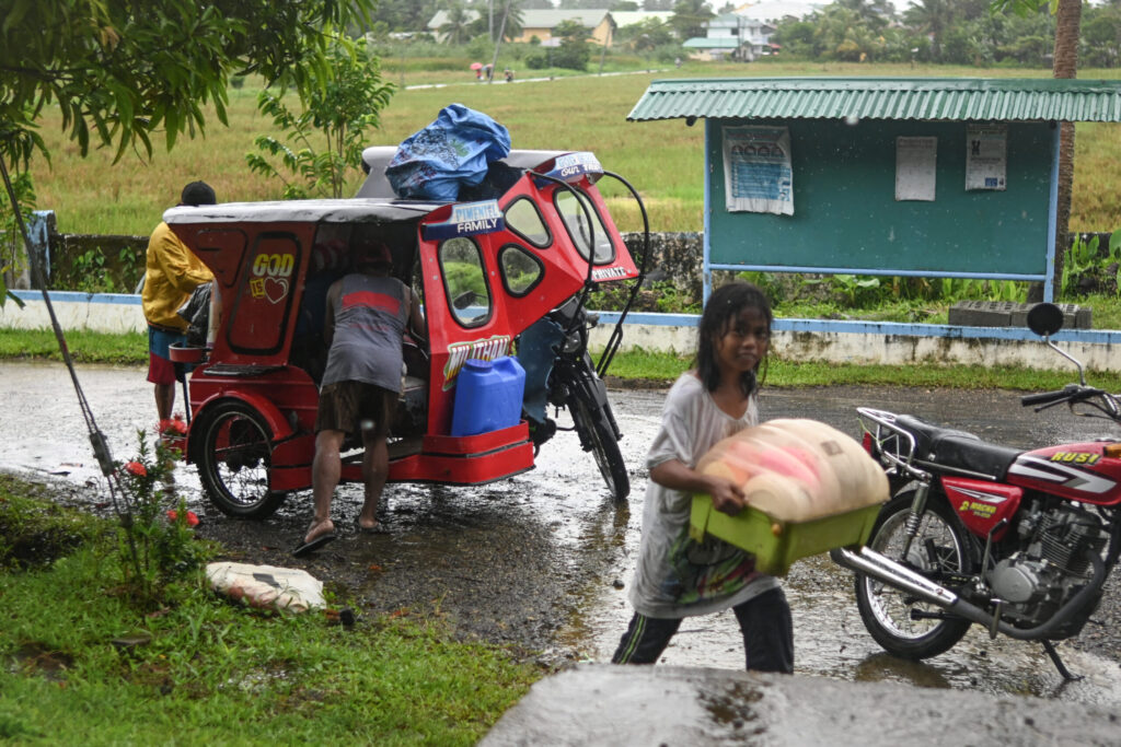 Typhoon Kalmaegi Kills 21 as It Pummels Central Philippines Typhoon Kalmaegi Kills 21 as It Pummels Central Philippines