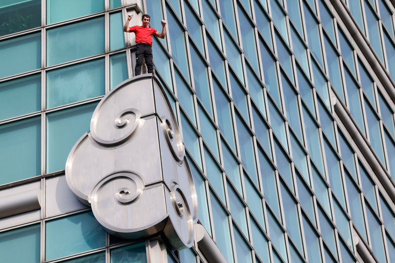 US climber scales Taiwan’s tallest building Taipei 101 without ropes